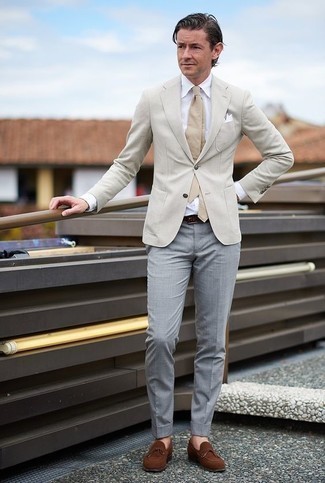 Wie beige Sakko mit weißen Businesshemdes zu kombinieren – 324 Elegante Herren Outfits: Kombinieren Sie ein beige Sakko mit einem weißen Businesshemd für einen stilvollen, eleganten Look. Braune Wildleder Slipper sind eine gute Wahl, um dieses Outfit zu vervollständigen.