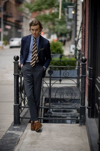 Braune horizontal gestreifte Krawatte kombinieren – 172 Herren Outfits: Kombinieren Sie ein dunkelblaues Sakko mit einer braunen horizontal gestreiften Krawatte für eine klassischen und verfeinerte Silhouette. Komplettieren Sie Ihr Outfit mit braunen Wildleder Derby Schuhen.