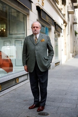 60 Jährige: Rotbraune Leder Oxford Schuhe kombinieren – 56 Herren Outfits: Kombinieren Sie ein graues Sakko mit einer dunkelgrauen Anzughose, um vor Klasse und Perfektion zu strotzen. Rotbraune Leder Oxford Schuhe sind eine perfekte Wahl, um dieses Outfit zu vervollständigen.