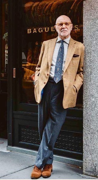Wie weißes Businesshemd mit dunkelbrauner Wildleder Oxford Schuhe zu kombinieren – 118 Elegante Herren Outfits: Kombinieren Sie ein weißes Businesshemd mit einer dunkelgrauen Wollanzughose für einen stilvollen, eleganten Look. Dieses Outfit passt hervorragend zusammen mit dunkelbraunen Wildleder Oxford Schuhen.