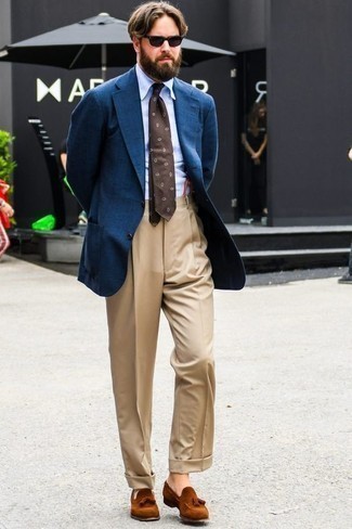 30 Jährige: Braune bedruckte Krawatte kombinieren – 116 Sommer Herren Outfits: Erwägen Sie das Tragen von einem blauen Sakko und einer braunen bedruckten Krawatte, um vor Klasse und Perfektion zu strotzen. Ergänzen Sie Ihr Look mit rotbraunen Wildleder Slippern mit Quasten. Schon haben wir ein stylisches Outfit im Sommer.