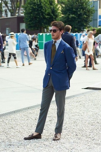 Blaues Sakko kombinieren – 500+ Elegante Herren Outfits: Kombinieren Sie ein blaues Sakko mit einer grauen Anzughose für eine klassischen und verfeinerte Silhouette. Dunkelbraune Leder Slipper mit Quasten sind eine perfekte Wahl, um dieses Outfit zu vervollständigen.
