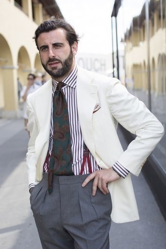 weißes Sakko, weißes und braunes vertikal gestreiftes Businesshemd, graue Anzughose, dunkelgrüne Krawatte mit Paisley-Muster für Herren