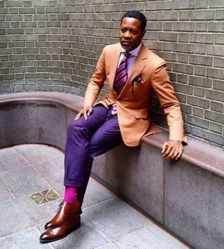 Violette horizontal gestreifte Krawatte kombinieren – 48 Herren Outfits: Geben Sie den bestmöglichen Look ab in einem orange Sakko und einer violetten horizontal gestreiften Krawatte. Rotbraune Leder Oxford Schuhe sind eine perfekte Wahl, um dieses Outfit zu vervollständigen.