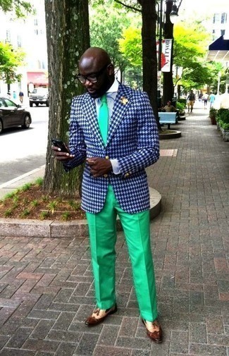 Grüne Anzughose kombinieren – 28 Herren Outfits: Kombinieren Sie ein dunkelblaues und weißes Sakko mit einer grünen Anzughose, um vor Klasse und Perfektion zu strotzen. Braune Leder Slipper mit Quasten sind eine kluge Wahl, um dieses Outfit zu vervollständigen.