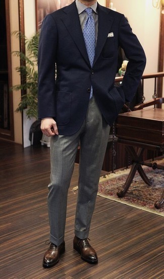 Weißes und dunkelblaues gepunktetes Einstecktuch kombinieren – 94 Herren Outfits: Halten Sie Ihr Outfit locker mit einem dunkelblauen Sakko und einem weißen und dunkelblauen gepunkteten Einstecktuch. Fühlen Sie sich mutig? Wählen Sie dunkelbraunen Leder Oxford Schuhe.