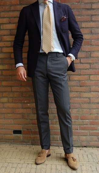 Senf Krawatte mit geometrischem Muster kombinieren – 7 Herren Outfits: Kombinieren Sie ein dunkelblaues Sakko mit einer senf Krawatte mit geometrischem Muster für einen stilvollen, eleganten Look. Ergänzen Sie Ihr Look mit beige Wildleder Slippern mit Quasten.
