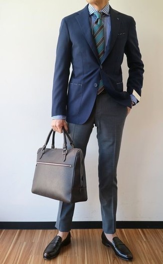 40 Jährige: Jacke kombinieren – 500+ Sommer Herren Outfits: Kombinieren Sie eine Jacke mit einer grauen Anzughose für eine klassischen und verfeinerte Silhouette. Schwarze Leder Slipper sind eine kluge Wahl, um dieses Outfit zu vervollständigen. Das Outfit ist der pure Sommer.