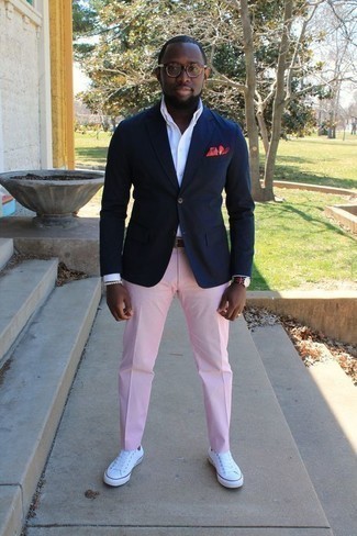 Rosa Anzughose kombinieren – 24 Herren Outfits: Tragen Sie ein dunkelblaues Sakko und eine rosa Anzughose für einen stilvollen, eleganten Look. Fühlen Sie sich ideenreich? Komplettieren Sie Ihr Outfit mit weißen Segeltuch niedrigen Sneakers.