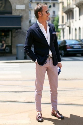 Rosa Anzughose kombinieren – 24 Herren Outfits: Erwägen Sie das Tragen von einem dunkelblauen Sakko und einer rosa Anzughose, um vor Klasse und Perfektion zu strotzen. Vervollständigen Sie Ihr Look mit dunkelroten Leder Slippern mit Quasten.
