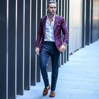 30 Jährige: Violette Jacke kombinieren – 130 Herren Outfits: Paaren Sie eine violette Jacke mit einer dunkelblauen Anzughose, um vor Klasse und Perfektion zu strotzen. Braune Wildleder Slipper mit Quasten sind eine perfekte Wahl, um dieses Outfit zu vervollständigen.