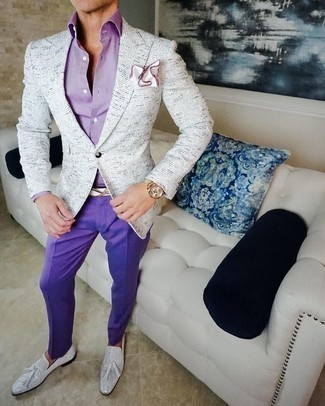 30 Jährige: Weiße Leder Slipper mit Quasten kombinieren – 6 Elegante Herren Outfits: Paaren Sie ein weißes Sakko mit einer violetten Anzughose für einen stilvollen, eleganten Look. Ergänzen Sie Ihr Look mit weißen Leder Slippern mit Quasten.