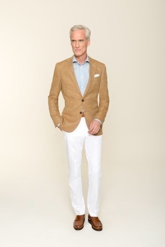 Braune Leder Slipper kombinieren – 1200+ Herren Outfits: Erwägen Sie das Tragen von einem beige Sakko und einer weißen Anzughose für eine klassischen und verfeinerte Silhouette. Dieses Outfit passt hervorragend zusammen mit braunen Leder Slippern.
