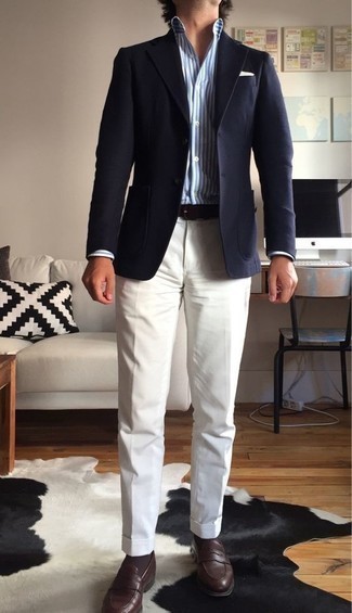 Wie dunkelblaues Sakko mit weißer Anzughose zu kombinieren – 177 Herren Outfits warm Wetter: Entscheiden Sie sich für ein dunkelblaues Sakko und eine weiße Anzughose, um vor Klasse und Perfektion zu strotzen. Dunkelbraune Leder Slipper sind eine ideale Wahl, um dieses Outfit zu vervollständigen.