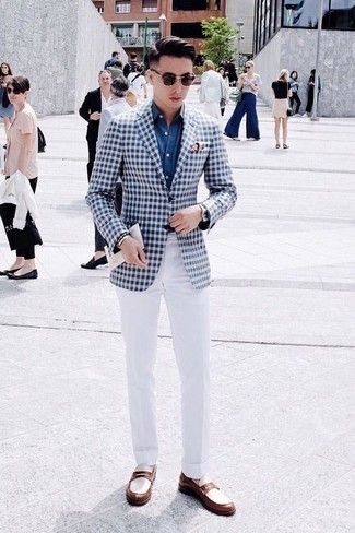 Braune Leder Slipper kombinieren – 1200+ Herren Outfits: Tragen Sie ein weißes und dunkelblaues Sakko mit Vichy-Muster und eine weiße Anzughose, um vor Klasse und Perfektion zu strotzen. Braune Leder Slipper sind eine kluge Wahl, um dieses Outfit zu vervollständigen.