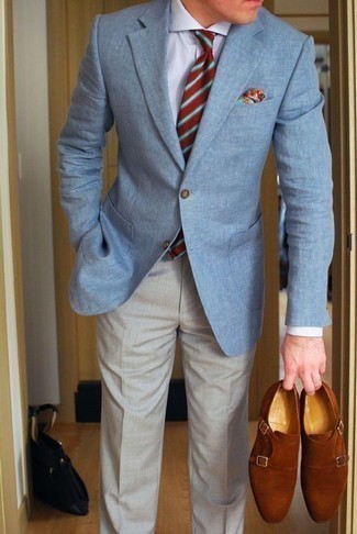 Rote und dunkelblaue horizontal gestreifte Krawatte kombinieren – 276 Herren Outfits: Entscheiden Sie sich für ein hellblaues Sakko und eine rote und dunkelblaue horizontal gestreifte Krawatte für eine klassischen und verfeinerte Silhouette. Rotbraune Doppelmonks aus Wildleder sind eine kluge Wahl, um dieses Outfit zu vervollständigen.