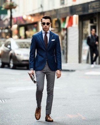 30 Jährige: Wie weißes Businesshemd mit blauen Sakkos zu kombinieren – 500+ Herren Outfits: Entscheiden Sie sich für ein blaues Sakko und ein weißes Businesshemd, um vor Klasse und Perfektion zu strotzen. Braune Leder Derby Schuhe sind eine ideale Wahl, um dieses Outfit zu vervollständigen.