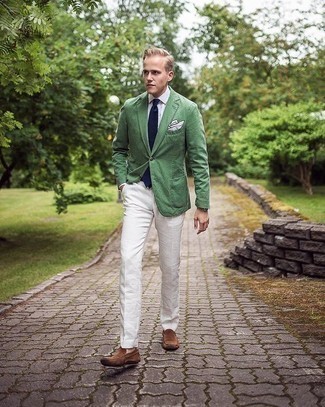 Grünes Sakko kombinieren – 28 Elegante Herren Outfits: Kombinieren Sie ein grünes Sakko mit einer weißen Anzughose für einen stilvollen, eleganten Look. Machen Sie diese Aufmachung leger mit braunen Wildleder Mokassins.