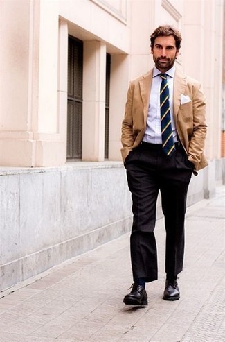Dunkelblaue horizontal gestreifte Krawatte kombinieren – 448 Elegante Herren Outfits: Kombinieren Sie ein beige Sakko mit einer dunkelblauen horizontal gestreiften Krawatte für eine klassischen und verfeinerte Silhouette. Ergänzen Sie Ihr Look mit schwarzen Leder Derby Schuhen.