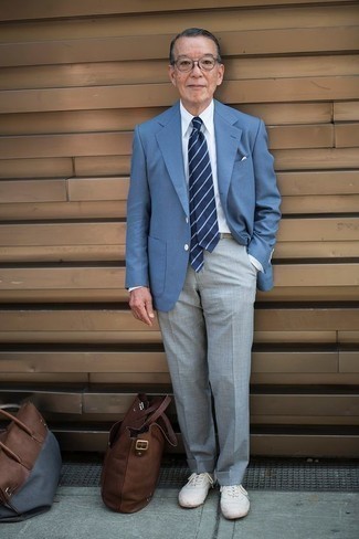 60 Jährige: Hemd kombinieren – 91 Smart-Casual Sommer Herren Outfits: Kombinieren Sie ein Hemd mit einer grauen Anzughose für einen stilvollen, eleganten Look. Dieses Outfit passt hervorragend zusammen mit weißen Segeltuch niedrigen Sneakers. Schon mal so einen trendigen Sommer-Look gesehen?