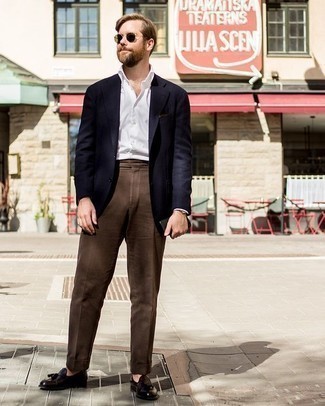 Dunkelbraune Anzughose kombinieren – 500+ Elegante Herren Outfits: Geben Sie den bestmöglichen Look ab in einem dunkelblauen Sakko und einer dunkelbraunen Anzughose. Dunkelbraune Leder Slipper mit Quasten sind eine ideale Wahl, um dieses Outfit zu vervollständigen.