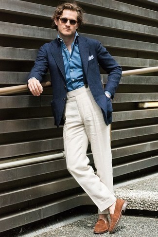 Dunkelblauen Hosenträger kombinieren – 90 Herren Outfits: Für ein bequemes Couch-Outfit, entscheiden Sie sich für ein dunkelblaues Sakko und einen dunkelblauen Hosenträger. Fühlen Sie sich mutig? Entscheiden Sie sich für braunen Wildleder Slipper.
