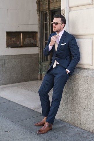 Hellbeige Krawatte kombinieren – 387 Herren Outfits: Kombinieren Sie ein dunkelblaues Sakko mit einer hellbeige Krawatte für einen stilvollen, eleganten Look. Fühlen Sie sich mutig? Vervollständigen Sie Ihr Outfit mit braunen Chelsea Boots aus Leder.