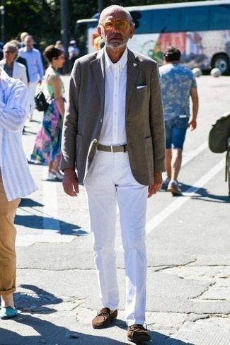 Wie graues Sakko mit brauner Wildleder Slipper zu kombinieren – 108 Elegante Herren Outfits: Geben Sie den bestmöglichen Look ab in einem grauen Sakko und einer weißen Anzughose. Ergänzen Sie Ihr Look mit braunen Wildleder Slippern.
