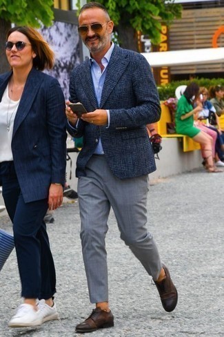 Braune Leder Derby Schuhe kombinieren – 500+ Sommer Herren Outfits: Kombinieren Sie ein dunkelblaues Sakko mit Schottenmuster mit einer grauen Anzughose, um vor Klasse und Perfektion zu strotzen. Dieses Outfit passt hervorragend zusammen mit braunen Leder Derby Schuhen. Ein cooler Sommer-Look.