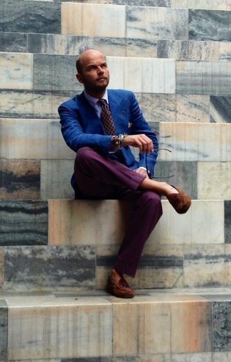 Rotbraune Wildleder Slipper kombinieren – 500+ Sommer Herren Outfits: Geben Sie den bestmöglichen Look ab in einem blauen Sakko und einer lila Anzughose. Rotbraune Wildleder Slipper sind eine gute Wahl, um dieses Outfit zu vervollständigen. Ein trendiges Outfit für den Sommer.
