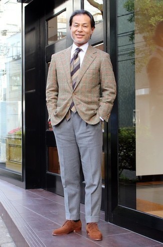 40 Jährige: Wie graue Anzughose mit beige Sakkos zu kombinieren – 19 Herren Outfits: Tragen Sie ein beige Sakko und eine graue Anzughose für eine klassischen und verfeinerte Silhouette. Dieses Outfit passt hervorragend zusammen mit rotbraunen Wildleder Derby Schuhen.