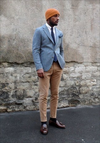 Dunkelrote Leder Slipper kombinieren – 500+ Herren Outfits: Entscheiden Sie sich für ein hellblaues Sakko und eine beige Anzughose für eine klassischen und verfeinerte Silhouette. Ergänzen Sie Ihr Look mit dunkelroten Leder Slippern.