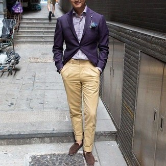 Violette Jacke kombinieren – 51 Elegante Herren Outfits: Kombinieren Sie eine violette Jacke mit einer beige Anzughose für einen stilvollen, eleganten Look. Komplettieren Sie Ihr Outfit mit dunkelbraunen Wildleder Slippern.