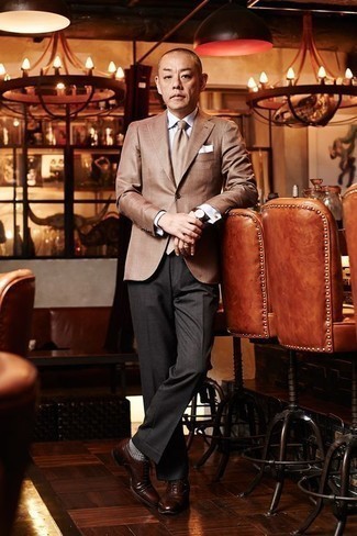Beige Krawatte kombinieren – 322 Elegante Herren Outfits: Entscheiden Sie sich für ein beige Sakko und eine beige Krawatte für eine klassischen und verfeinerte Silhouette. Braune Leder Oxford Schuhe sind eine perfekte Wahl, um dieses Outfit zu vervollständigen.