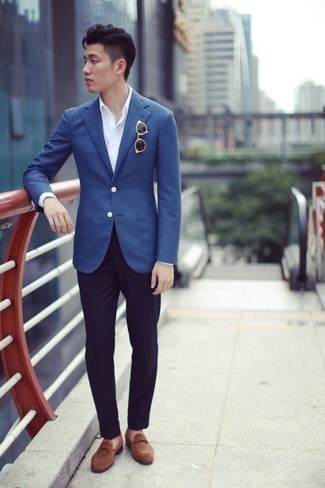 Teenager: Welche Slipper mit blauer Anzughose zu tragen – 1 Herren Outfits warm Wetter: Kombinieren Sie ein blaues Sakko mit einer blauen Anzughose, um vor Klasse und Perfektion zu strotzen. Slipper sind eine ideale Wahl, um dieses Outfit zu vervollständigen.