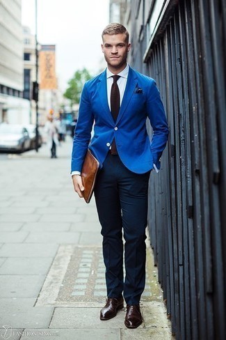 Rotbraune Leder Clutch Handtasche kombinieren – 132 Elegante Herren Outfits: Für ein bequemes Couch-Outfit, erwägen Sie das Tragen von einem blauen Sakko und einer rotbraunen Leder Clutch Handtasche. Dunkelbraune Leder Oxford Schuhe bringen klassische Ästhetik zum Ensemble.
