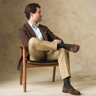 Dunkelgrüne Socken kombinieren – 500+ Herren Outfits: Ein braunes Sakko und dunkelgrüne Socken sind eine ideale Outfit-Formel für Ihre Sammlung. Putzen Sie Ihr Outfit mit braunen Wildleder Slippern.