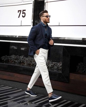 Leder niedrige Sneakers kombinieren – 431 Smart-Casual Sommer Herren Outfits: Kombinieren Sie ein dunkelblaues Sakko mit einer weißen Anzughose, um vor Klasse und Perfektion zu strotzen. Fühlen Sie sich ideenreich? Entscheiden Sie sich für Leder niedrige Sneakers. Das Outfit ist ja mega für den Sommer.