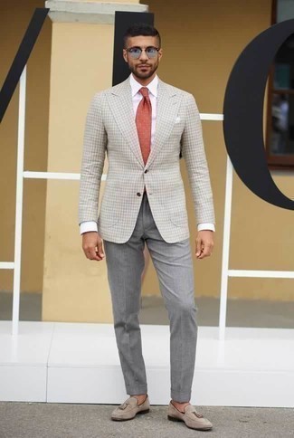 Sakko mit Vichy-Muster kombinieren – 111 Elegante Herren Outfits: Kombinieren Sie ein Sakko mit Vichy-Muster mit einer grauen Anzughose für eine klassischen und verfeinerte Silhouette. Komplettieren Sie Ihr Outfit mit hellbeige Wildleder Slippern mit Quasten.
