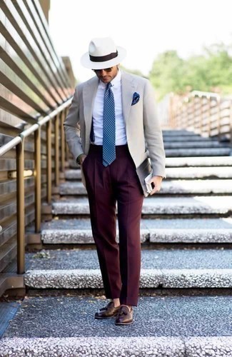 Dunkelrote Anzughose kombinieren – 95 Herren Outfits: Kombinieren Sie ein hellbeige Sakko mit einer dunkelroten Anzughose für einen stilvollen, eleganten Look. Ergänzen Sie Ihr Look mit braunen Leder Slippern mit Quasten.
