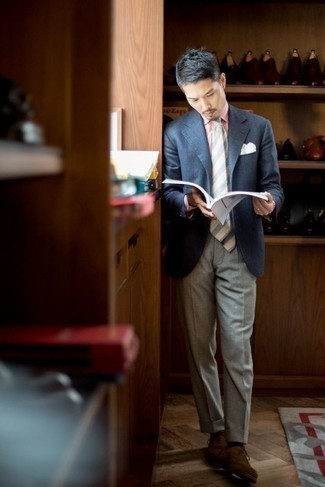 20 Jährige: Hellblaue Krawatte kombinieren – 11 Elegante Herren Outfits warm Wetter: Entscheiden Sie sich für ein dunkelblaues Sakko mit Schottenmuster und eine hellblaue Krawatte für einen stilvollen, eleganten Look. Braune Wildleder Oxford Schuhe fügen sich nahtlos in einer Vielzahl von Outfits ein.