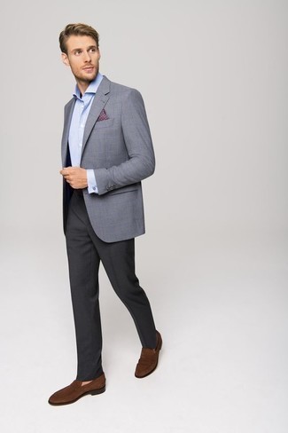 Graues Sakko kombinieren – 500+ Elegante Herren Outfits: Kombinieren Sie ein graues Sakko mit einer dunkelgrauen Anzughose für eine klassischen und verfeinerte Silhouette. Braune Wildleder Slipper sind eine kluge Wahl, um dieses Outfit zu vervollständigen.