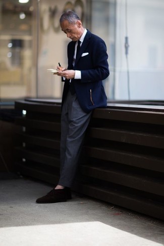 60 Jährige: Blaues Sakko kombinieren – 49 Elegante Herren Outfits: Entscheiden Sie sich für ein blaues Sakko und eine graue Anzughose für einen stilvollen, eleganten Look. Dunkelbraune Chukka-Stiefel aus Wildleder liefern einen wunderschönen Kontrast zu dem Rest des Looks.