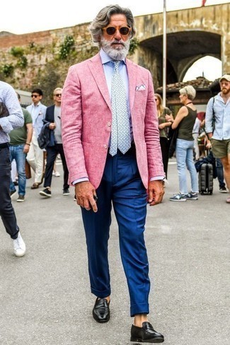 60 Jährige: Welche Slipper mit dunkelblauer Anzughose zu tragen – 12 Herren Outfits: Vereinigen Sie ein rosa Leinen Sakko mit einer dunkelblauen Anzughose, um vor Klasse und Perfektion zu strotzen. Slipper sind eine kluge Wahl, um dieses Outfit zu vervollständigen.