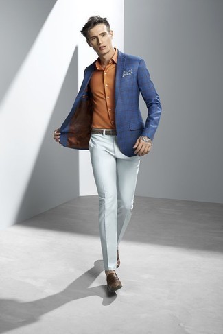 Blaues Sakko mit Schottenmuster kombinieren – 356 Herren Outfits: Kombinieren Sie ein blaues Sakko mit Schottenmuster mit einer weißen Anzughose für eine klassischen und verfeinerte Silhouette. Braune Leder Slipper sind eine großartige Wahl, um dieses Outfit zu vervollständigen.