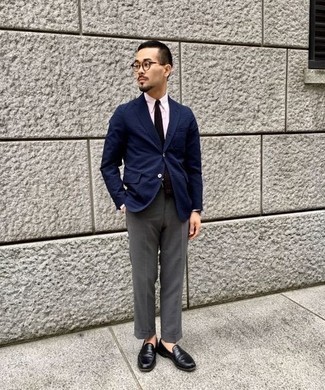 Wie dunkelblaues Sakko mit grauer Anzughose zu kombinieren – 432 Sommer Herren Outfits: Vereinigen Sie ein dunkelblaues Sakko mit einer grauen Anzughose für eine klassischen und verfeinerte Silhouette. Komplettieren Sie Ihr Outfit mit schwarzen Leder Slippern. Schon mal so einen schönen Sommer-Outfit gesehen?