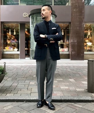 Dunkelblaues Businesshemd mit Schottenmuster kombinieren – 37 Herren Outfits: Kombinieren Sie ein dunkelblaues Businesshemd mit Schottenmuster mit einer grauen Anzughose für einen stilvollen, eleganten Look. Vervollständigen Sie Ihr Look mit schwarzen Leder Slippern.