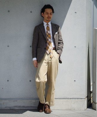 Braune Lederfreizeitstiefel kombinieren – 41 Elegante Herren Outfits: Erwägen Sie das Tragen von einem grauen Sakko und einer beige Anzughose für eine klassischen und verfeinerte Silhouette. Fühlen Sie sich mutig? Vervollständigen Sie Ihr Outfit mit einer braunen Lederfreizeitstiefeln.