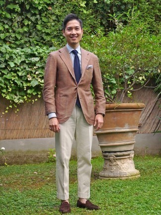 Wie beige Sakko mit weißer Anzughose zu kombinieren – 89 Herren Outfits: Kombinieren Sie ein beige Sakko mit einer weißen Anzughose für einen stilvollen, eleganten Look. Ergänzen Sie Ihr Look mit dunkelbraunen Wildleder Slippern.