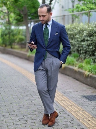 dunkelblaues Sakko, hellblaues Businesshemd, graue Anzughose, braune Wildleder Oxford Schuhe für Herren